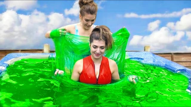S01:E05 - 5,000 Pounds in a Tub - Quicksand / Oobleck / Slime
