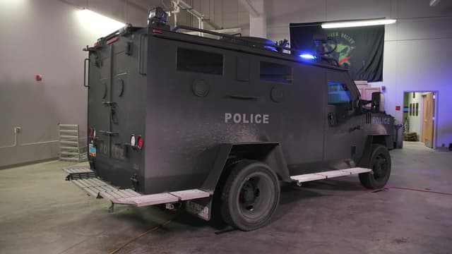 S01:E07 - The SWAT Vehicle