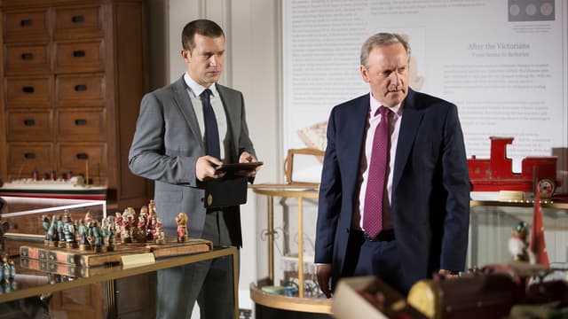 S21:E02 - The Miniature Murders