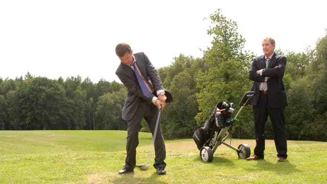 S12:E01 - The Dogleg Murders