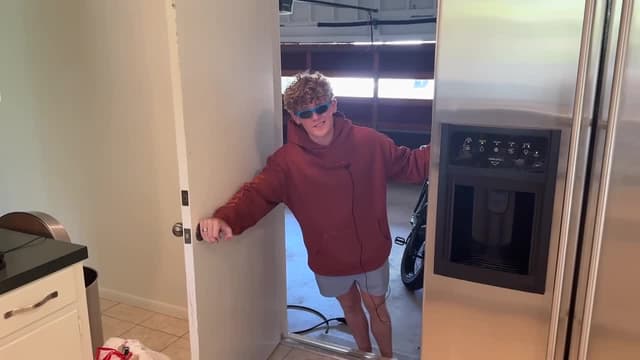 S09:E01 - I Bought 100 Scam Ads / the 1-Star Reviews of Amazon