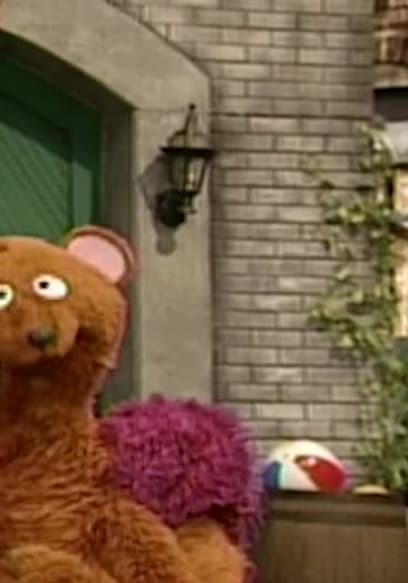 S31:E29 - Big Bird and Snuffy Explore Things That Are Alive poster