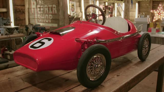 S04:E17 - Pedal Car, Card Table, Salome Statue