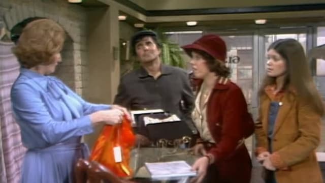 S03:E19 - The Dress Designer