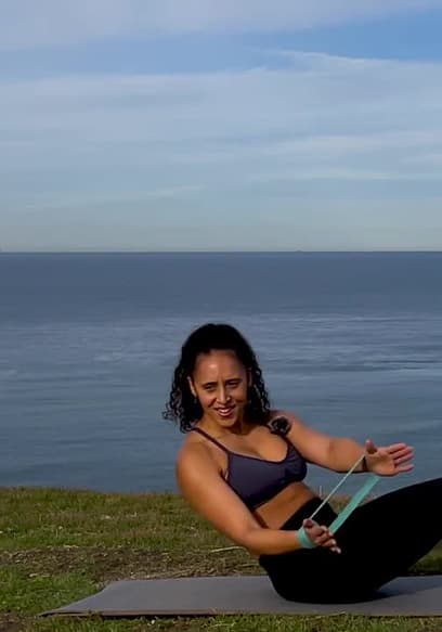 S01:E04 - 15 Min Abs Workout With Band - Day 4 poster