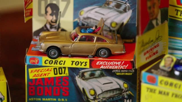 S01:É06 - S01:E06 - Horseferry Road Furniture, Corgi Cars, Malcolm Robertson Sculpture