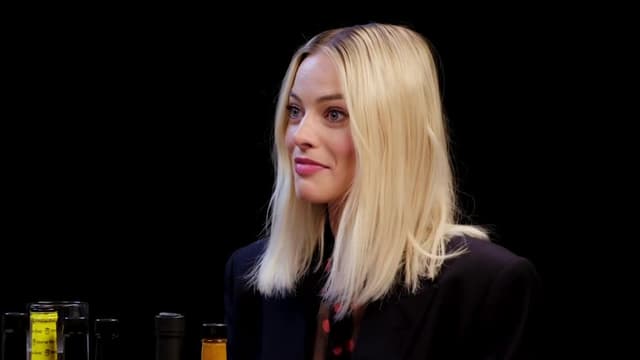 S11:E01 - Margot Robbie Pushes Her Limits While Eating Spicy Wings