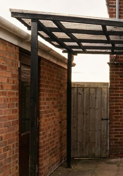 S01:E01 - The Pergola Replacement poster