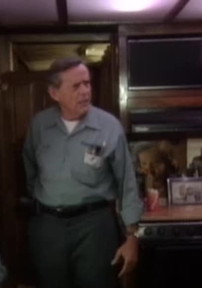 S01:E09 - He's Making a List, Checking It Twice poster