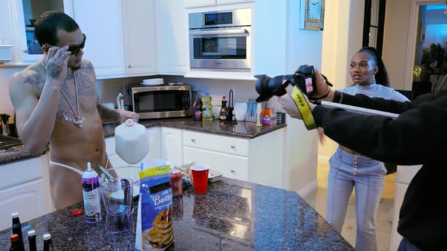 S06:E01 - Subscribe or Step Aside