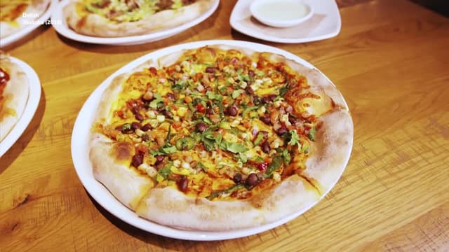 S02:E10 - US Pizza Styles / 90's Giant Pizza Wars