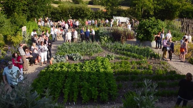 S01:E01 - Roast Pork, Black Pudding, and Gooseberries