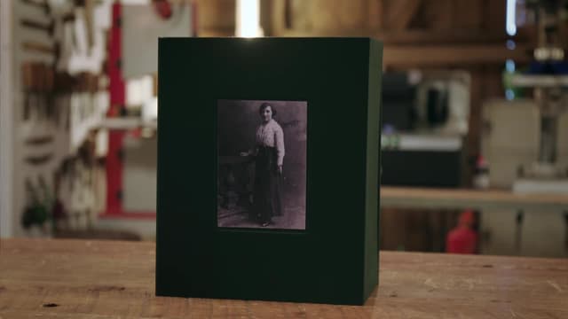 S05:E17 - Sausage Making Machine, Postcard Album and Samovar