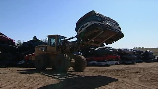 S03:E03 - Car Wreckers