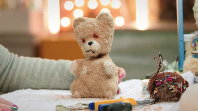 S06:E43 - Sit-on Roundabout, Singing Teddy, Truce Dominos