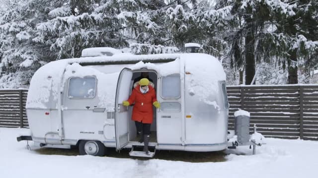 S03:E13 - Hayloft, Airstream, Cave