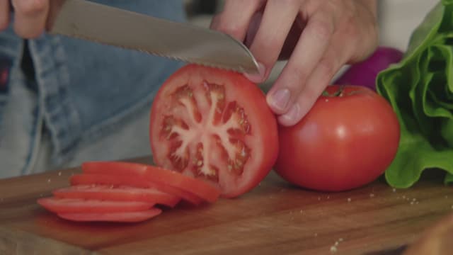 S01:E03 - Turk-Ish Leek Burgers & Peach Crumb Bars