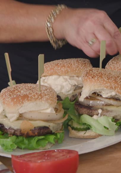 S01:E19 - Sweet Onion Burgers With Blue Cheese and Special Sauce poster