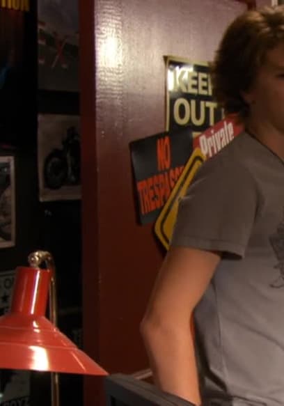 S04:E01 - Two Kisses, One Party poster
