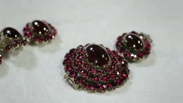 S03:E03 - Chalet Music Box, Globe, Garnet Bracelet