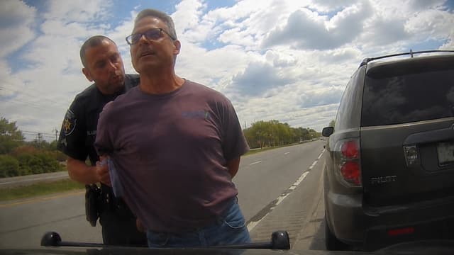 S01:E07 - Laughing While Arrested