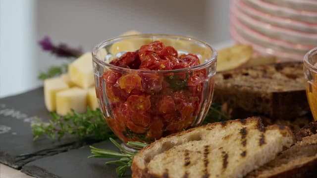 S04:E04 - Name That Holiday Tune Party