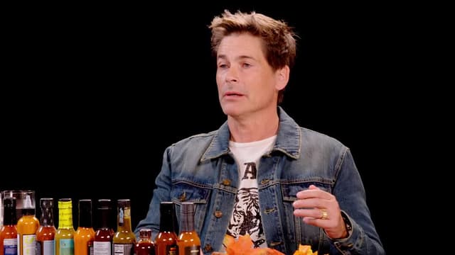 S16:E10 - Rob Lowe Ruins Thanksgiving by Eating Spicy Wings