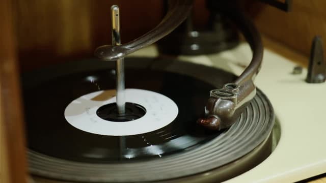 S08:E21 - Lamb Chop, Breadcrumb Maker, Radiogram