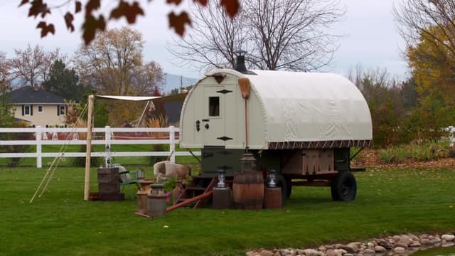 S04:E03 - Tiny Sheepherder's Wagon