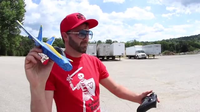 S01:E07 - RC Airplane Adventure / RC Helicopter Adventure