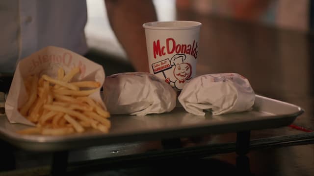 S03:E09 - Beyond the Burger