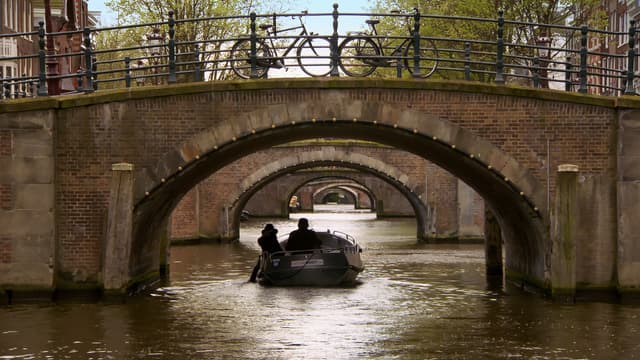 S04:E02 - Amsterdam