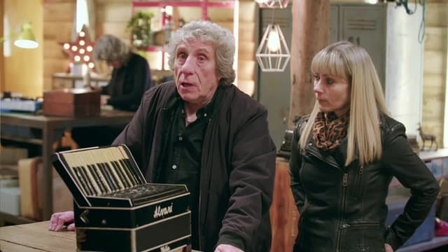 S05:E22 - Rugby Trophy, Sewing Machine, Accordion