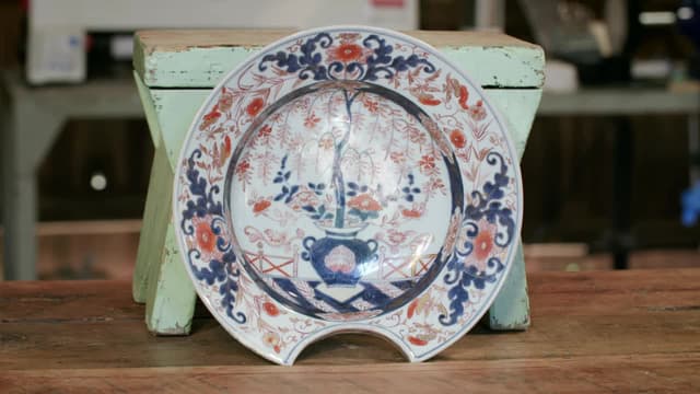 S02:E07 - Fire Engine, Imari Bowl and Village Sign