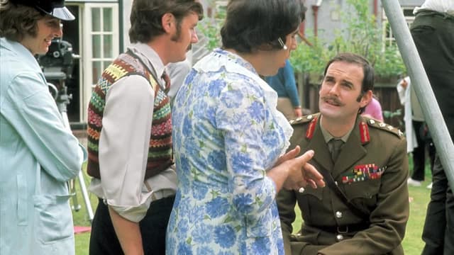 S01:E03 - And Now, the Sordid Personal Bits