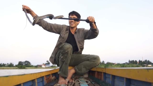 S01:E04 - Rescuing Snakes During the Flooding Season