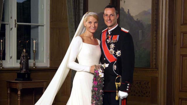 S01:E02 - Weddings