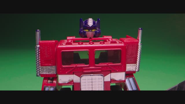 S03:E01 - Transforming Toy Invasion
