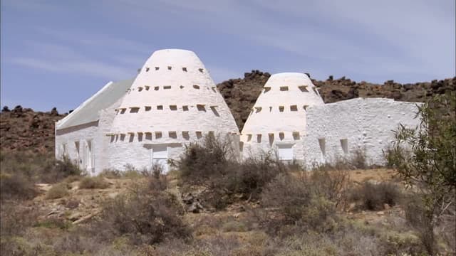 S03:E04 - Fish Bowl, Beehive, Piano