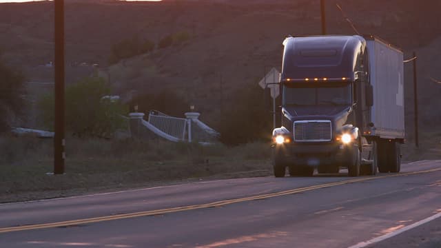 S02:E16 - Pastry Punch Up