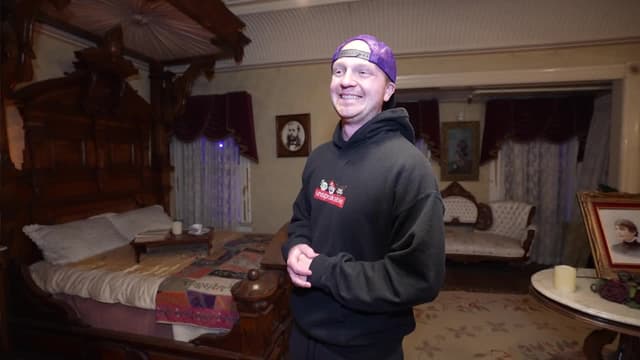 S17:E02 - $1 vs. $100,000 Hotel