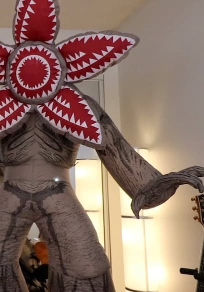 S01:E19 - Fighting a Demogorgon and Daily October Costumes poster