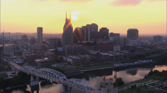 S01:E102 - Tennessee Moonshiners