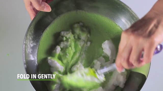 S04:E17 - Pandan Chiffon Cake