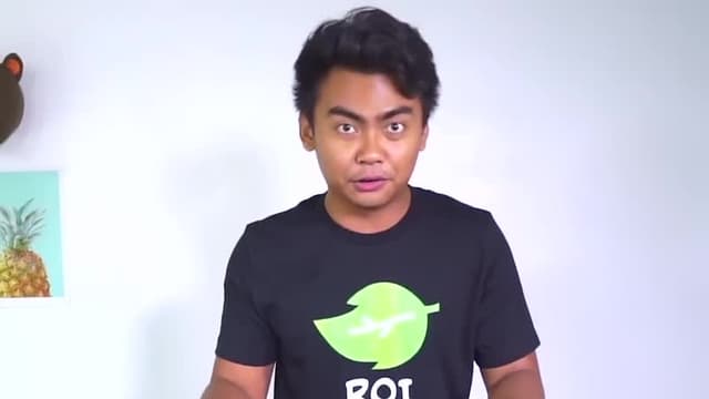 S03:E15 - Over 1,000 Water Balloons in a Pool / Gummy Worms vs. Real Worms