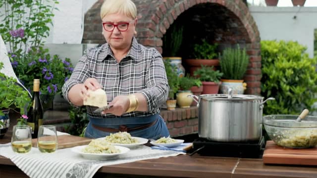 S10:E09 - Serving Up Pasta