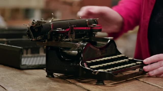 S04:E21 - Ventriloquist's Dummy, Running Trophy, Typewriter