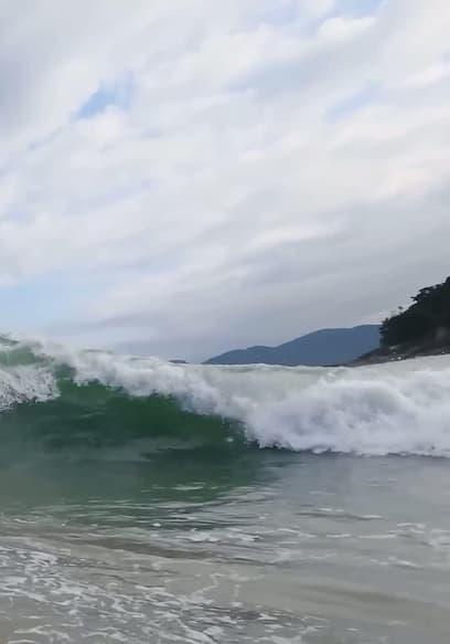 Póster de S01:E10 - Pro Skimboarders Compete at Heavy Shorebreak Wedge in Brazil