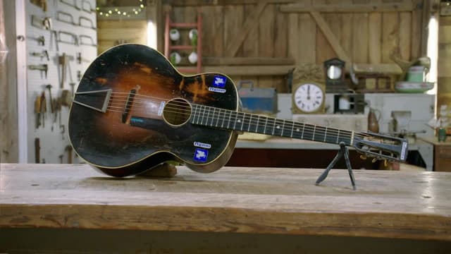 S08:E15 - Hawaiian Guitar, Fishing Reel, Pogo the Pig