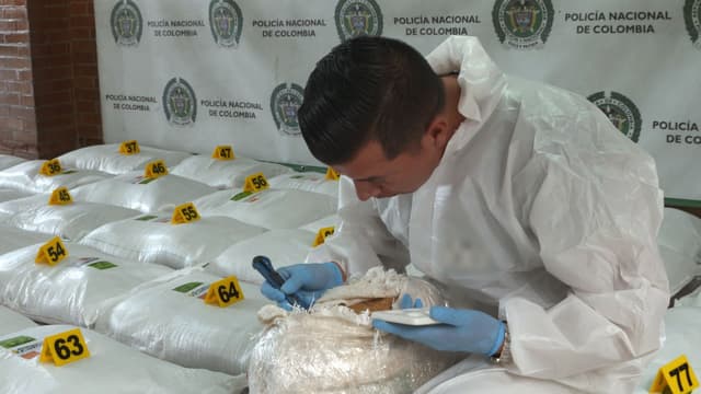 S01:E02 - Risky Smugglers